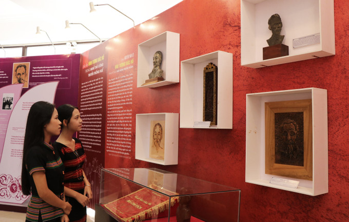 Học sinh tham quan Triển lãm. Ảnh: Tường Vi/TTXVN trien-lam3-210525.jpg