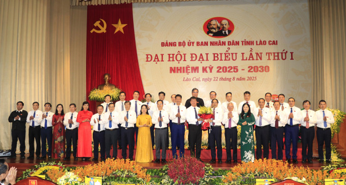 Bí thư Tỉnh ủy, Chủ tịch HĐND tỉnh Lào Cai Trịnh Xuân Trường tặng hoa chúc mừng Đoàn đại biểu Đảng bộ UBND tỉnh Lào Cai tham dự Đại hội Đảng bộ tỉnh Lào Cai nhiệm kỳ 2025 - 2030. lao-cai2-220825.jpg