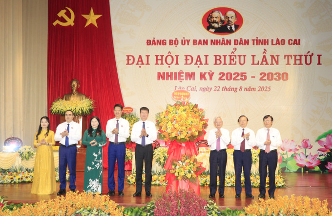 Đoàn công tác của Tổ Biên tập Văn kiện Đại hội XIV của Đảng tặng hoa chúc mừng Đại hội. lao-cai-220825.jpg
