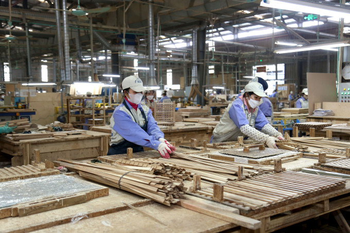 Công nhân làm việc tại Công ty Cổ phần Woodsland (Tuyên Quang). tuyen-quang-170725.jpg