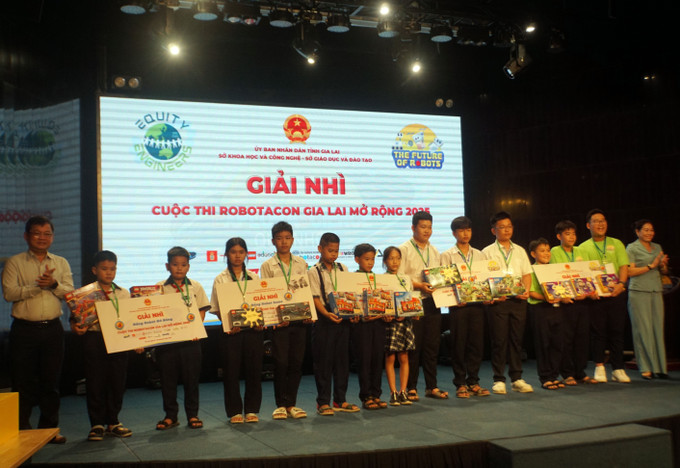 Ban tổ chức trao thưởng cho các đội đạt giải. robottacon2-200725.jpg