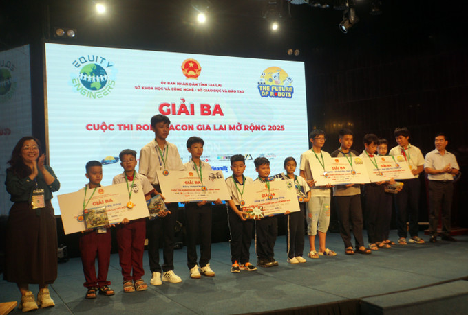 Ban tổ chức trao thưởng cho các đội đạt giải. robottacon3-200725.jpg