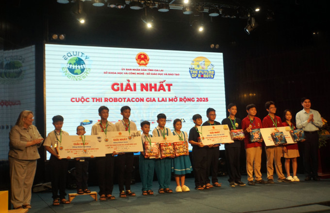 Ban tổ chức trao thưởng cho các đội đạt giải. robottacon-200725.jpg
