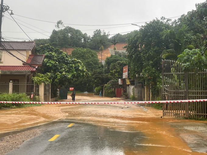 Các đơn vị chức năng căng dây không cho phương tiện lưu thông qua Khu vực ngã 3 đường Khe Sến (Yên Bái) bị ngập sâu. Ảnh: Đinh Thùy/TTXVN yen-bai3-250625.jpg