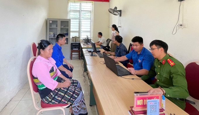 Đoàn viên thanh niên tỉnh Thanh Hóa hỗ trợ người dân làm thủ tục và các dịch vụ công tại địa phương. Ảnh: TTXVN phát thanh-hoa2-0707.jpg