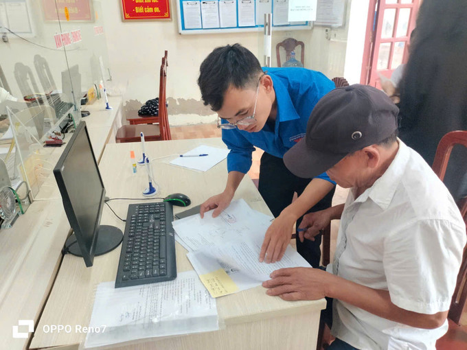 Đoàn viên thanh niên tỉnh Thanh Hóa hỗ trợ người dân làm thủ tục tại Trung tâm hành chính công địa phương. Ảnh: TTXVN phát thanh-hoa3-0707.jpg