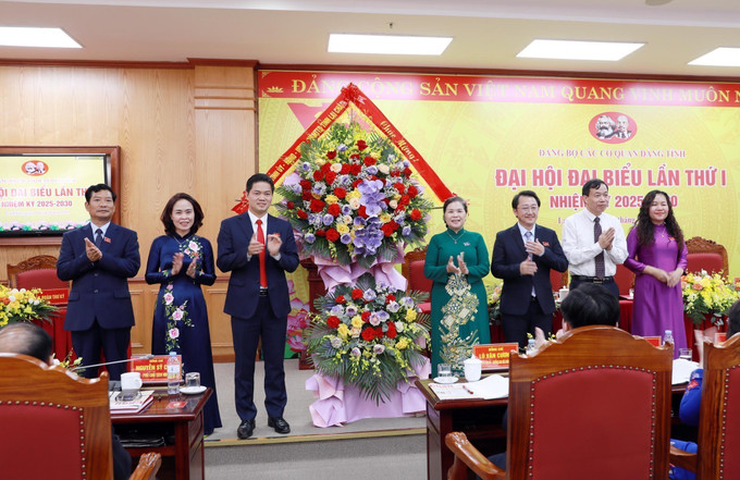Ủy viên Trung ương Đảng, Bí thư Tỉnh ủy Lai Châu Giàng Páo Mỷ tặng hoa chúc mừng Đại hội. lc2-140825.jpg