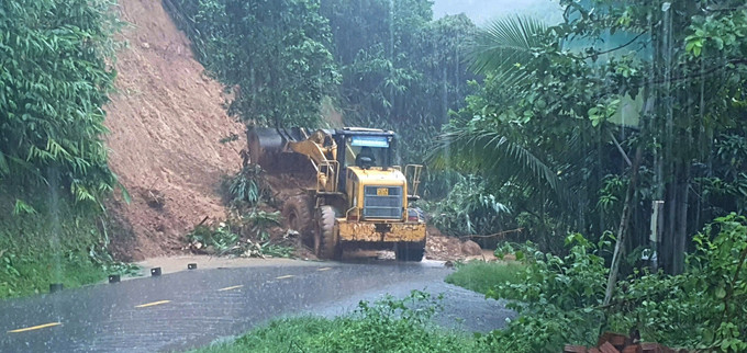 Ban Quản lý dự án đầu tư xây dựng các công trình giao thông Quảng Nam đã phối hợp với chính quyền địa phương và lực lượng tại chỗ tiến hành dọn dẹp cây cối ngã đổ, xử lý khẩn cấp lượng bùn đất sạt lở xuống nền đường. Ảnh: Đoàn Hữu Trung/TTXVN da-nang-2610.jpg