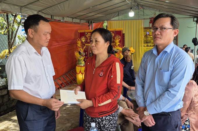 Phó Chủ tịch UBND tỉnh Đắk Lắk Đào Mỹ trao tiền hỗ trợ gia đình nạn nhân bị đuối nước tử vong tại xã Xuân Thọ. Ảnh: TTXVN phát duoi-nuoc2-261025.jpg