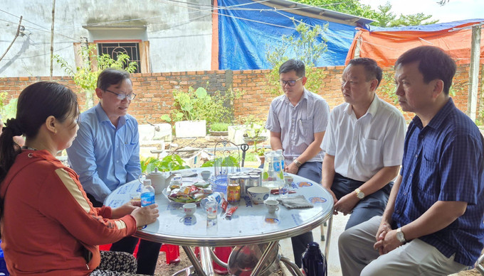 Chính quyền địa phương hỗ trợ gia đình lo mai táng cho các nạn nhân tử vong vì tai nạn sập nhà tại xã Yang Mao. Ảnh: TTXVN phát duoi-nuoc-261025.jpg