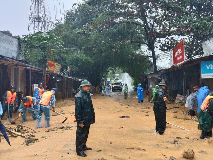 Hàng chục bộ đội, dân quân, công an, đoàn thanh niên xã cùng người dân tham gia khắc phục bùn đất tại Trà Tân, thành phố Đà Nẵng. Ảnh: TTXVN phát tra-tan-291025.jpg