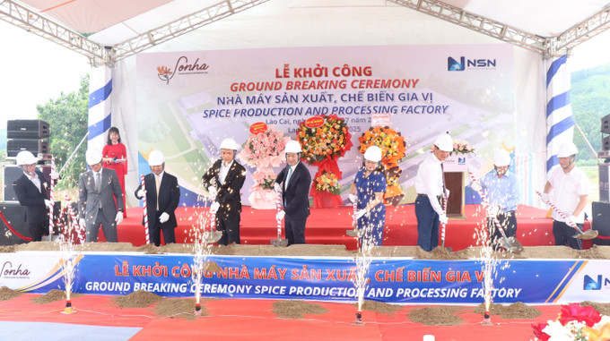 Các đại biểu thực hiện nghi thức khởi công nhà máy. Ảnh: TTXVN phát nha-may-11072.jpg