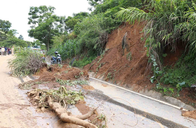 Biển cảnh báo khu vực sạt lở ta luy dương trên Quốc lộ 4D đoạn giáp ranh giữ thành phố Lai Châu với huyện Phong Thổ. Ảnh tư liệu - minh họa: Quý Trung/TTXVN sut-lun-240525.jpg