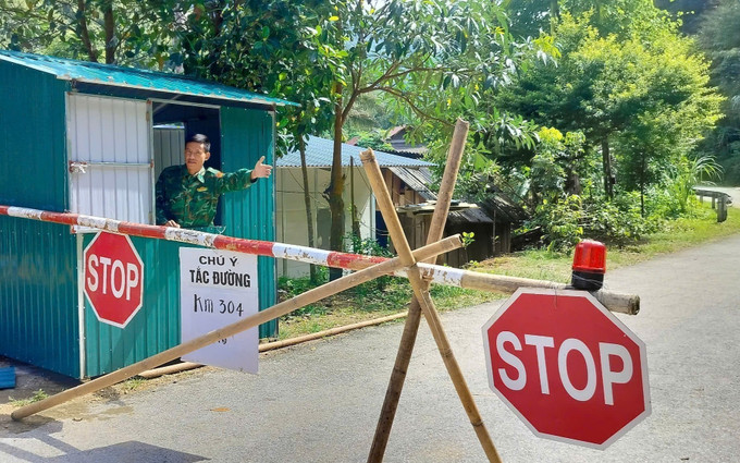 Đồn biên phòng Nhôn Mai lập chốt chặn hướng dẫn nhân dân không đi qua đoạn đường bị sạt lở. Ảnh: TTXVN phát nghe-an2-050625.jpg