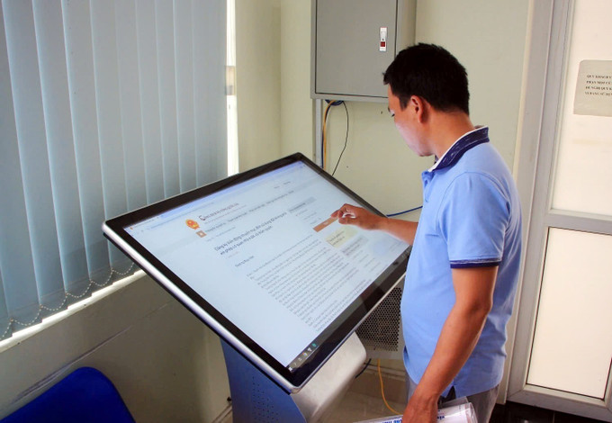 Cần nhanh chóng ứng dụng khoa học công nghệ vào phục vụ giải quyết các thủ tục hành chính tại cấp xã, phường ở tỉnh Quảng Trị. Ảnh: TTXVN phát quang-tri-can-bo2-060825.jpg
