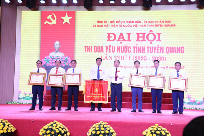 Phó Bí thư Tỉnh ủy, Chủ tịch UBND tỉnh Tuyên Quang Phan Huy Ngọc trao Cờ thi đua và Bằng khen của Thủ tướng Chính phủ cho các tập thể và cá nhân. dai-hoi-tuyen-quang3-090925.jpg