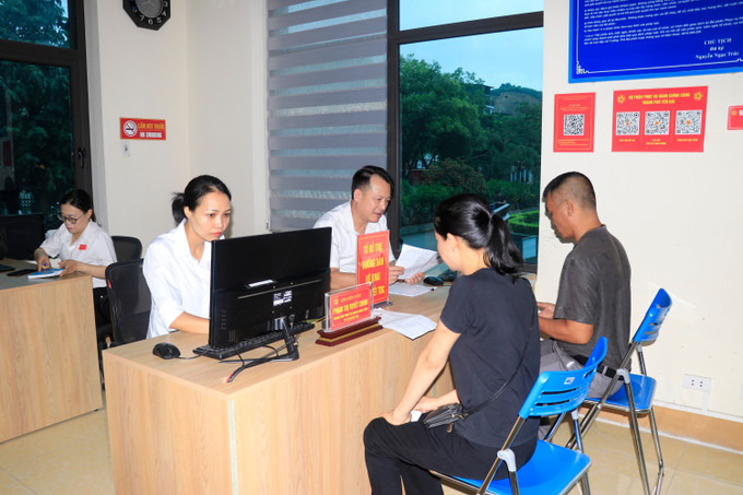 Tổ hỗ trợ, hướng dẫn kê khai giải quyết thủ tục hành chính được thành lập nhằm giúp người dân hạn chế đi lại nhiều lần. Ảnh: Đinh Thùy/TTXVN lao-cai-031025.jpg