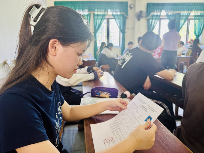 Thí sinh đối chiếu thông tin cá nhân trên thẻ dự thi. ha-tinh-250625.jpg