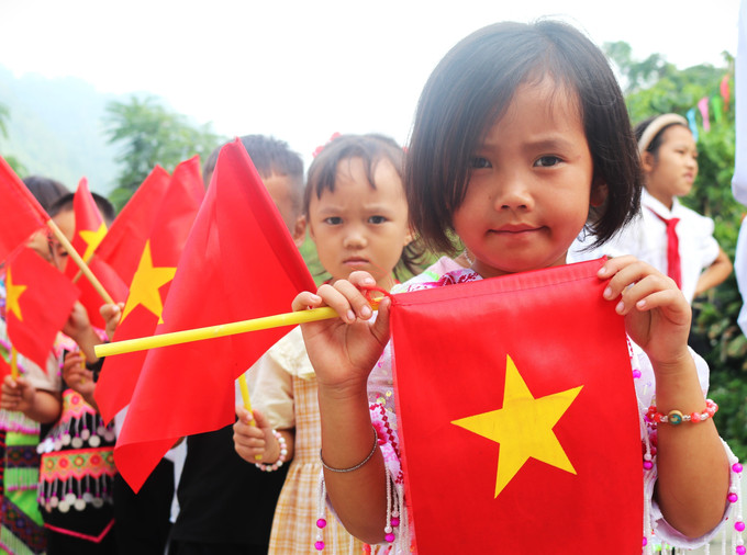Học sinh lớp 1 dự lễ khai giảng tại Điểm trường THCS Đức Xuân (xã Hòa An, Cao Bằng). cao-bang2-050925.jpg