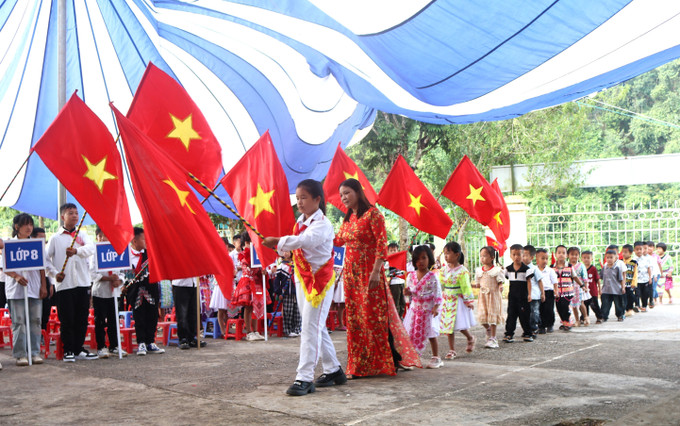 Lễ đón học sinh lớp 1 tại Điểm trường THCS Đức Xuân (xã Hòa An, Cao Bằng) trong ngày khai giảng. cao-bang-050925.jpg