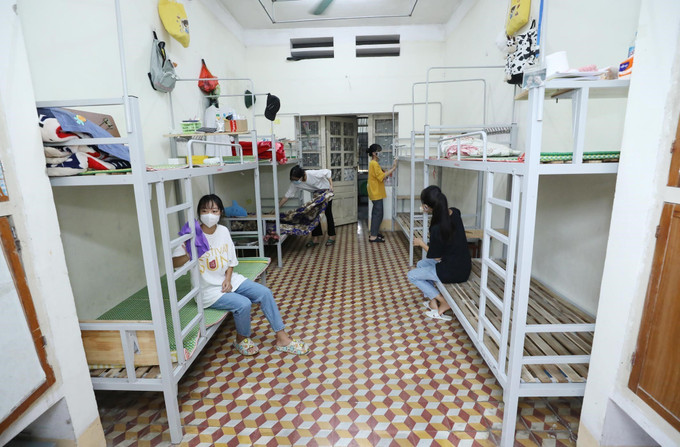 Học sinh Trường Trung học Phổ thông Dân tộc nội trú tỉnh Lạng Sơn lau dọn nơi ở nội trú chuẩn bị đón năm học mới. Ảnh tư liệu: Anh Tuấn/TTXVN lang-son-220825.jpg