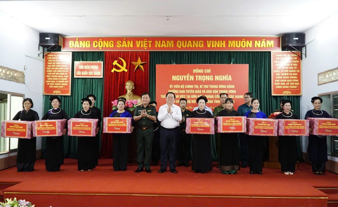 Trưởng ban Tuyên giáo và Dân vận Trung ương Nguyễn Trọng Nghĩa tặng quà cấp ủy, chính quyền, các lực lượng vũ trang, trường học trên địa bàn xã Trường Hà (Cao Bằng). Ảnh: TTXVN phát cao-bang2-041025.jpg