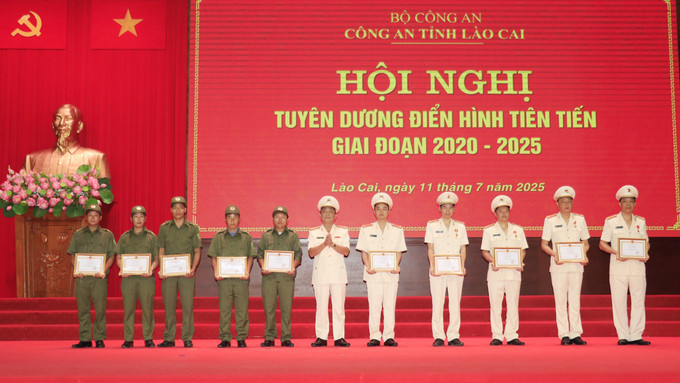 Một tập thể và 9 cá nhân được Giám đốc Công an tỉnh Lào Cai tặng Giấy khen vì có thành tích trong phòng chống thiên tai, cứu nạn cứu hộ. lao-cai2-110725.jpg