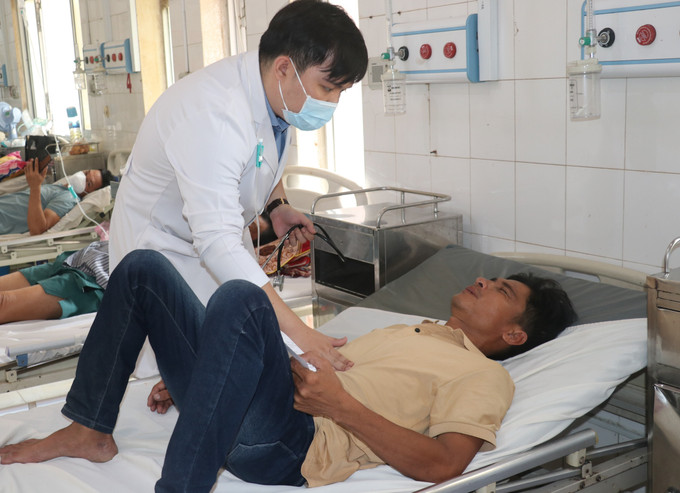 Bác sĩ Trung tâm Y tế khu vực Vĩnh Hưng, tỉnh Tây Ninh thăm khám bệnh cho người dân. long-an-250725.jpg