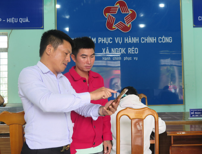 Cán bộ Tổ hỗ trợ giải quyết thủ tục hành chính công và chuyển đổi số xã Ngọk Réo, tỉnh Quảng Ngãi vừa hỗ trợ giải quyết thủ tục hành chính, vừa hướng dẫn đồng bào dân tộc thiểu số sử dụng ứng dụng VNeID. quang-ngai4-270925.jpg