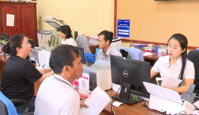 UBND xã Kon Đào, tỉnh Quảng Ngãi cử cán bộ về trụ sở các xã cũ bị sáp nhập để hỗ trợ thủ tục hành chính cho người dân, giúp giảm thời gian và khoảng cách đi lại cho người dân. quang-ngai3-270925.jpg