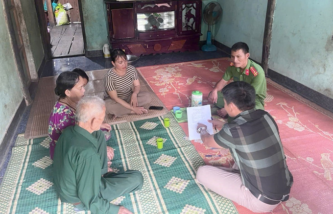 Cán bộ Tổ hỗ trợ giải quyết thủ tục hành chính công và chuyển đổi số xã Ngọk Réo, tỉnh Quảng Ngãi xuống tận nhà hỗ trợ người có công với cách mạng giải quyết thủ tục hành chính. quang-ngai-270925.jpg