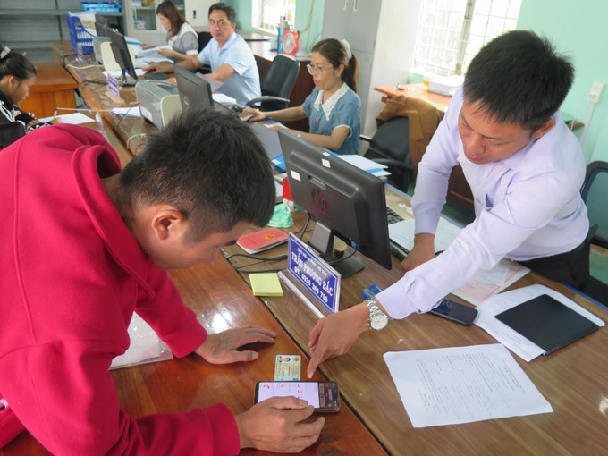 Cán bộ Tổ hỗ trợ giải quyết thủ tục hành chính công và chuyển đổi số xã Ngọk Réo, tỉnh Quảng Ngãi, vừa hỗ trợ giải quyết thủ tục hành chính, vừa hướng dẫn người đồng bào dân tộc thiểu số sử dụng ứng dụng VNeID. quang-ngai2-270925.jpg