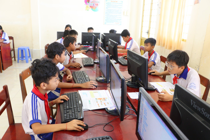 Học sinh trường Tiểu học Thạch Thia (xã Ngãi Tứ, tỉnh Vĩnh Long) được tạo điều kiện học tập với đầy đủ trang thiết bị. vinh-long2-2309.jpg