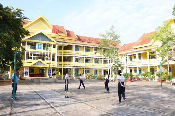 Trường PTDTNT tỉnh Vĩnh Long (xã Tam Bình) được đầu tư khang trang, đáp ứng nhu cầu học tập của học sinh đồng bào Khmer ở địa phương. vinh-long4-2309.jpg