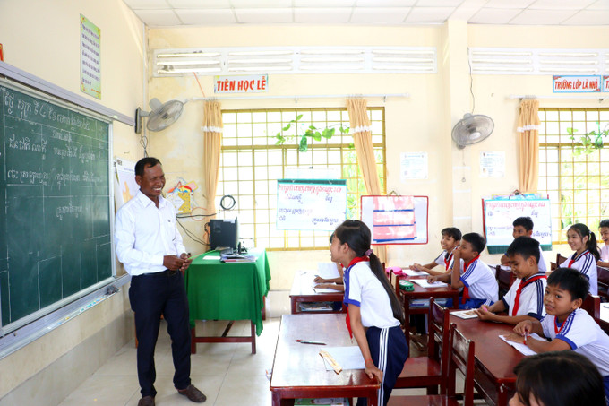 Học sinh trường Tiểu học Thạch Thia (xã Ngãi Tứ, tỉnh Vĩnh Long) được tạo điều kiện học tập tiếng Khmer trong nhà trường. vinh-long3-2309.jpg