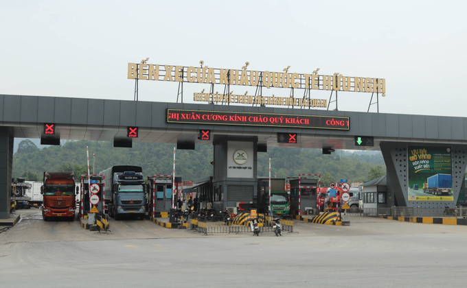 Phương tiện chở hàng xuất nhập khẩu lưu thông qua bến bãi khu vực cửa khẩu Quốc tế Hữu Nghị, tỉnh Lạng Sơn. cua-khau-180825.jpg