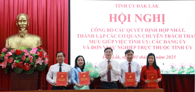 Bí thư Tỉnh ủy Đắk Lắk Nguyễn Đình Trung trao Quyết định thành lập và Chỉ định nhân sự lãnh đạo Đảng ủy các cơ quan Đảng tỉnh Đắk Lắk. Ảnh: Xuân Triệu/TTXVN daklak4-010725.jpg