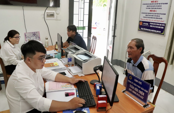 Công chức phục vụ hành chính công xã Mỹ Hoà Hưng, tỉnh An Giang giải quyết thủ tục hành chính cho người dân. Công chức phục vụ hành chính công xã Mỹ Hoà Hưng, tỉnh An Giang giải quyết thủ tục hành chính cho người dân.