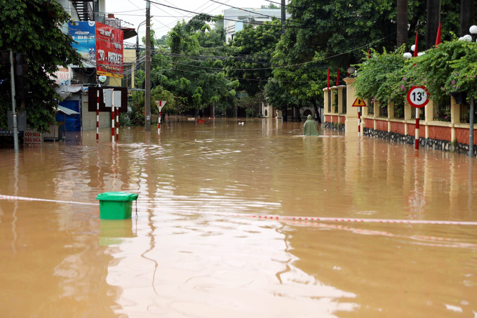 Mưa lớn gây ngập úng một số tuyến phố ở phường Minh Xuân. Ảnh: Quang Cường/TTXVN tuyen-quang2-071025.jpg