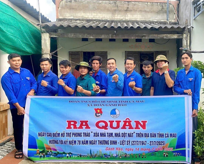 Đội hình thanh niên tình nguyện tại xã Gành Hào, tỉnh Cà Mau thể hiện quyết tâm trong buổi ra quân Ngày cao điểm hỗ trợ xóa nhà tạm, nhà dột nát. Ảnh: TTXVN phát ca-mau2-310725.jpg