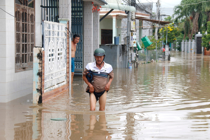 Hàng trăm nhà dân tại phường Hàm Thắng bị ngập sâu trong nước phải di dời đến nơi ở khác. Ảnh: Nguyễn Thanh/TTXVN lam-dong3-291025.jpg