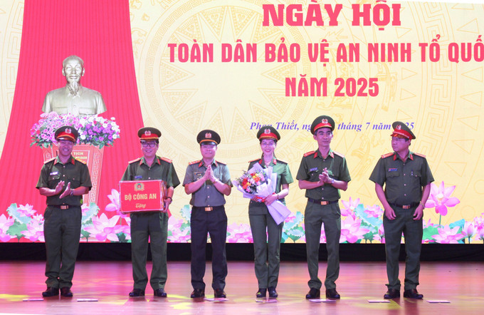Đại diện lãnh đạo Bộ Công an tặng quà cho Công an phường Phan Thiết. phan-thiet-250725.jpg