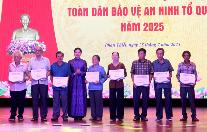 Ủy viên Trung ương Đảng, Phó Chủ tịch Ủy ban Trung ương MTTQ Việt Nam Hà Thị Nga (thứ 4, từ trái sang) tặng quà cho các gia đình chính sách trên địa bàn. phan-thiet3-250725.jpg