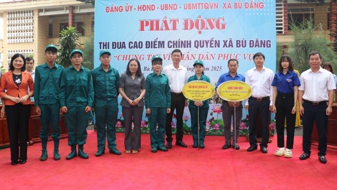 Lãnh đạo xã Bù Đăng, tỉnh Đồng Nai cùng các lực lượng đoàn thể tại Lễ ra quânLễ ra quân phát động thi đua cao điểm chính quyền xã Bù Đăng “Vì nhân dân phục vụ”. dong-nai3-070725.jpg