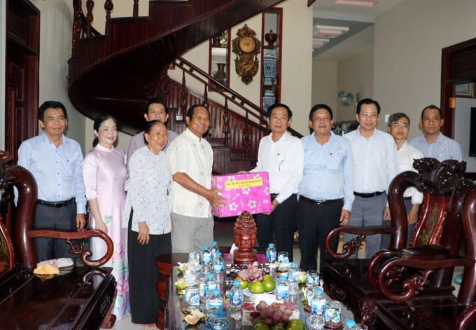 Ông Đỗ Thanh Bình, Ủy viên Trung ương Đảng, Bí thư Thành ủy Cần Thơ cùng đoàn công tác thăm, tặng quà gia đình Khmer tiêu biểu nhân dịp lễ Sene Dolta tại phường Sóc Trăng. can-tho5-170925.jpg