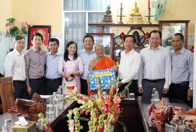 Đoàn công tác thăm, tặng quà Hội Đoàn kết sư sãi yêu nước thành phố Cần Thơ. can-tho2-170925.jpg