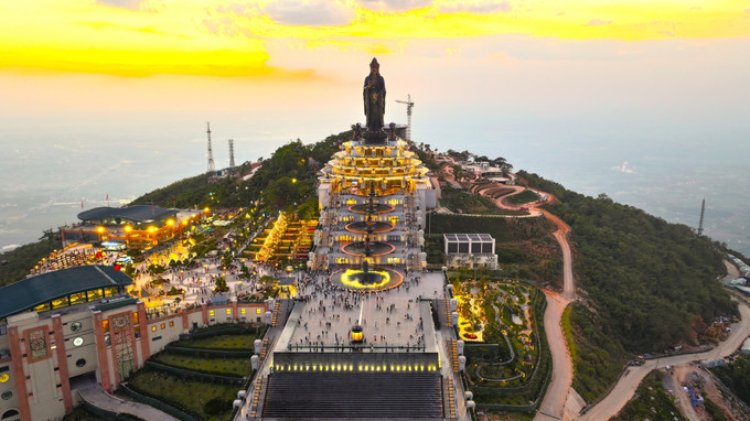 Toàn cảnh Khu du lịch quốc gia núi Bà Đen lúc hoàng hôn, nổi bật với cụm công trình tâm linh và quần thể kiến trúc rực rỡ ánh đèn. Ảnh: Minh Phú/TTXVN nui-ba-den-150925.jpg