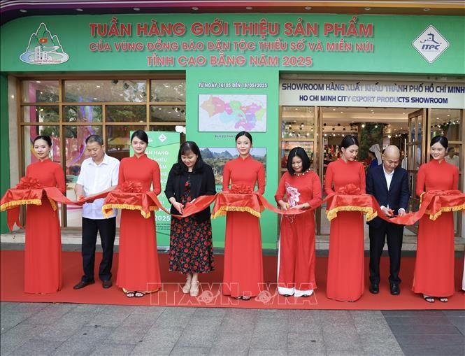 Đại biểu cắt băng khai mạc. Ảnh: Xuân Anh/TTXVN cb-160525.jpg
