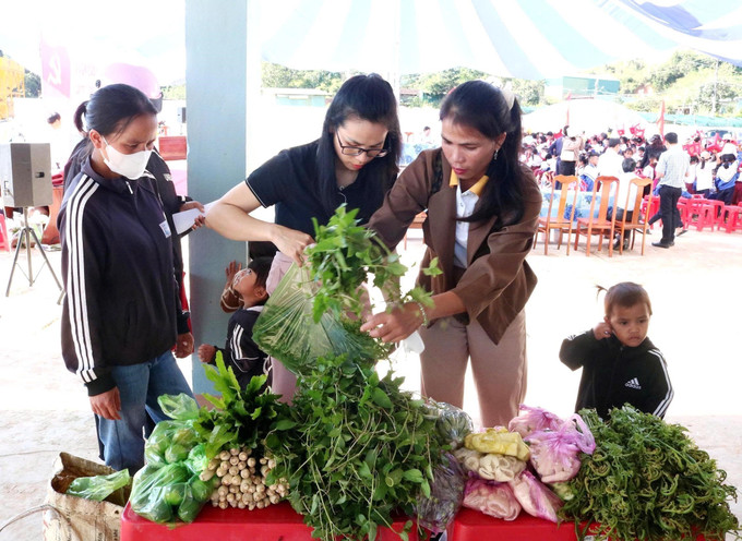 Đồng bào Xơ Đăng lựa chọn nhu yếu phẩm cần thiết tại phiên chợ. Ảnh: TTXVN phát cho-031025.jpg