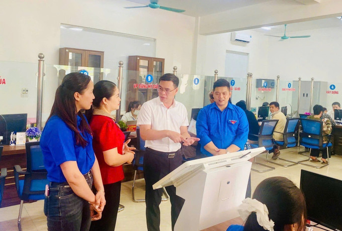 Bí thư Tỉnh đoàn Lào Cai Hà Đức Hải kiểm tra công tác hỗ trợ người dân làm thủ tục hành chính của các đội hình thanh niên. Ảnh: TTXVN phát lao-cai-070725.jpg